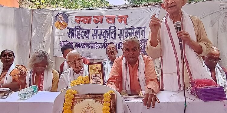 Jamshedpur rural Jharkhand sahitya sanskriti parishad annual function : हाता माताजी आश्रम में झारखंड साहित्य संस्कृति परिषद का 23वां वार्षिकोत्सव आयोजित, शिक्षक, साहित्यकार, कलाकार, समाजसेवी व स्कूली बच्चे सम्मानित Jamshedpur rural Jharkhand sahitya sanskriti parishad annual function : हाता माताजी आश्रम में झारखंड साहित्य संस्कृति परिषद का 23वां वार्षिकोत्सव आयोजित, शिक्षक, साहित्यकार, कलाकार, समाजसेवी व स्कूली बच्चे सम्मानित