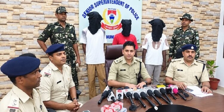 Jamshedpur three criminals arrested with arms : कदमा में देसी पिस्टल, 19 जिंदा गोलियों के साथ तीन अपराधी गिरफ्तार, पुलिस ने उनके साथ रहे एक नाबालिग को भी पकड़ा, आदित्यपुर के विक्की नंदी की हत्या की थी योजना Jamshedpur three criminals arrested with arms : कदमा में देसी पिस्टल, 19 जिंदा गोलियों के साथ तीन अपराधी गिरफ्तार, पुलिस ने उनके साथ रहे एक नाबालिग को भी पकड़ा, आदित्यपुर के विक्की नंदी की हत्या की थी योजना