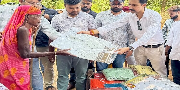 Jamshedpur voice of humanity : दुर्गापूजा के अवसर पर सुदूर बेलडीह टोला पहुंची वॉयस ऑफ ह्यूमैनिटी की टीम, ग्रामीण बुजुर्गों व बच्चों में बांटीं खुशियां, साड़ी, कपड़े, मिठाइयां पाकर खिले सबके चेहरे