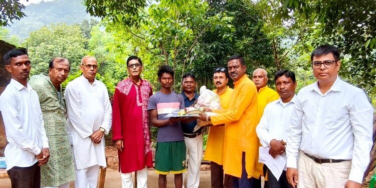 Jamshedpur team psf in sabar village : टीम पीएसएफ ने दलमा की तलहटी में 30 सबर परिवारों में बांटीं नवरात्रि की खुशियां, नवरात्रि के पहले दिन नये वस्त्र व एक माह का राशन पाकर खिले सबके चेहरे Jamshedpur team psf in sabar village : टीम पीएसएफ ने दलमा की तलहटी में 30 सबर परिवारों में बांटीं नवरात्रि की खुशियां, नवरात्रि के पहले दिन नये वस्त्र व एक माह का राशन पाकर खिले सबके चेहरे