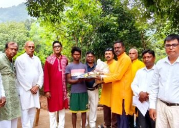 Jamshedpur voice of humanity : दुर्गापूजा के अवसर पर सुदूर बेलडीह टोला पहुंची वॉयस ऑफ ह्यूमैनिटी की टीम, ग्रामीण बुजुर्गों व बच्चों में बांटीं खुशियां, साड़ी, कपड़े, मिठाइयां पाकर खिले सबके चेहरे