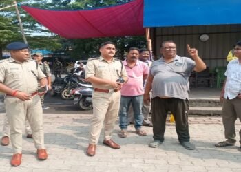 Jamshedpur rural sp visits hata puja pandal : ग्रामीण एस पी ने हाता चौक दुर्गा पूजा पंडाल का किया निरीक्षण, पूजा कमिटी से सीसीटीवी कैमरे व हेल्प डेस्क मंच बनाने को कहा