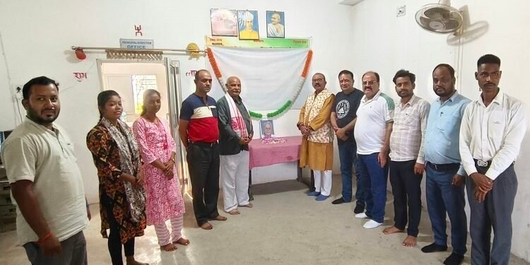 Chindil jp jayanti : नारायण प्राइवेट आइटीआइ में लोकनायक जयप्रकाश नारायण को जयंती पर किया गया नमन,  उनके आदर्शों को अपनाने का लिया गया संकल्प