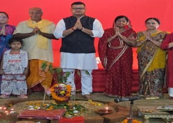 Jamshedpur ashiana anantara navratri : आशियाना अनंतरा में नवरात्र के प्रथम दिन सामूहिक संकल्प के साथ आरंभ हुआ मां दुर्गा का पाठ, महानवमी को सोसाइटी की महिलाएं करेंगे डांडिया का प्रदर्शन