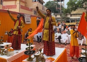 Jamshedpur gau arati : अग्रसेन जयंती पर श्रद्धा, भक्ति और परंपरा के संगम से गूंजा गौशाला प्रांगण, बनारस की गंगा आरती की तर्ज पर हुआ गौ आरती का आयोजन Jamshedpur gau arati : अग्रसेन जयंती पर श्रद्धा, भक्ति और परंपरा के संगम से गूंजा गौशाला प्रांगण, बनारस की गंगा आरती की तर्ज पर हुआ गौ आरती का आयोजन