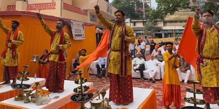 Jamshedpur gau arati : अग्रसेन जयंती पर श्रद्धा, भक्ति और परंपरा के संगम से गूंजा गौशाला प्रांगण, बनारस की गंगा आरती की तर्ज पर हुआ गौ आरती का आयोजन Jamshedpur gau arati : अग्रसेन जयंती पर श्रद्धा, भक्ति और परंपरा के संगम से गूंजा गौशाला प्रांगण, बनारस की गंगा आरती की तर्ज पर हुआ गौ आरती का आयोजन