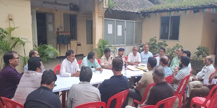 Jamshedpur telco peace committee meeting : टेल्को थाना प्रभारी ने थाना शांति समिति के सदस्यों के साथ की बैठक, दुर्गापूजा शांति पूर्वक संपन्न कराने की तैयारियों पर विस्तार से हुआ विचार Jamshedpur telco peace committee meeting : टेल्को थाना प्रभारी ने थाना शांति समिति के सदस्यों के साथ की बैठक, दुर्गापूजा शांति पूर्वक संपन्न कराने की तैयारियों पर विस्तार से हुआ विचार
