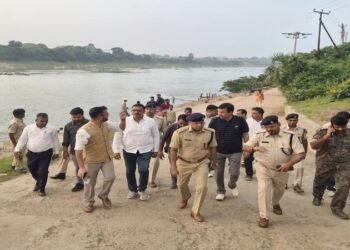 Jamshedpur durga puja visarjan  preparations : दुर्गा पूजा विसर्जन की तैयारियों को लेकर जिला प्रशासन एवं केंद्रीय दुर्गा पूजा समिति ने किया घाटों का निरीक्षण, साफ-सफाई, रोशनी, सुरक्षा, गोताखोरों की तैनाती और यातायात व्यवस्था को लेकर दिए गए जरूरी दिशा-निर्देश