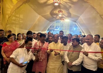 Jamshedpur durgapuja pandal inauguration : गोलमुरी दुर्गा पूजा कमिटी के भव्य पूजा पंडाल का पूर्व सीएम रघुवर दास ने किया उद्घाटन, ग्रामीण एवं आदिवासी संस्कृति की दिखी मनमोहक झलक