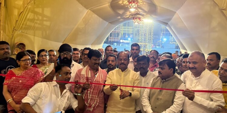 Jamshedpur durgapuja pandal inauguration : गोलमुरी दुर्गा पूजा कमिटी के भव्य पूजा पंडाल का पूर्व सीएम रघुवर दास ने किया उद्घाटन, ग्रामीण एवं आदिवासी संस्कृति की दिखी मनमोहक झलक Jamshedpur durgapuja pandal inauguration : गोलमुरी दुर्गा पूजा कमिटी के भव्य पूजा पंडाल का पूर्व सीएम रघुवर दास ने किया उद्घाटन, ग्रामीण एवं आदिवासी संस्कृति की दिखी मनमोहक झलक
