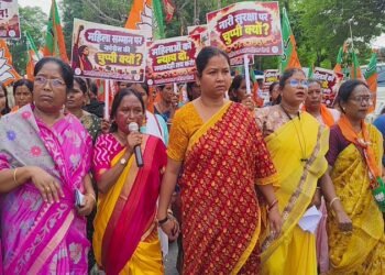 West singhbhum bjp protest at congress office : जेएनयू प्रकरण के खिलाफ कार्रवाई की मांग को लेकर भाजपा महिला मोर्चा का कांग्रेस भवन पर धरना-प्रदर्शन, पूर्व सांसद गीता कोड़ा ने महिलाओं के सम्मान पर चुप्पी को लेकर कांग्रेस पर साधा निशाना