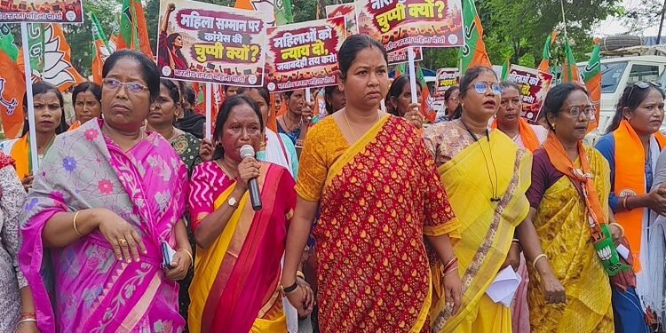 West singhbhum bjp protest at congress office : जेएनयू प्रकरण के खिलाफ कार्रवाई की मांग को लेकर भाजपा महिला मोर्चा का कांग्रेस भवन पर धरना-प्रदर्शन, पूर्व सांसद गीता कोड़ा ने महिलाओं के सम्मान पर चुप्पी को लेकर कांग्रेस पर साधा निशाना West singhbhum bjp protest at congress office : जेएनयू प्रकरण के खिलाफ कार्रवाई की मांग को लेकर भाजपा महिला मोर्चा का कांग्रेस भवन पर धरना-प्रदर्शन, पूर्व सांसद गीता कोड़ा ने महिलाओं के सम्मान पर चुप्पी को लेकर कांग्रेस पर साधा निशाना
