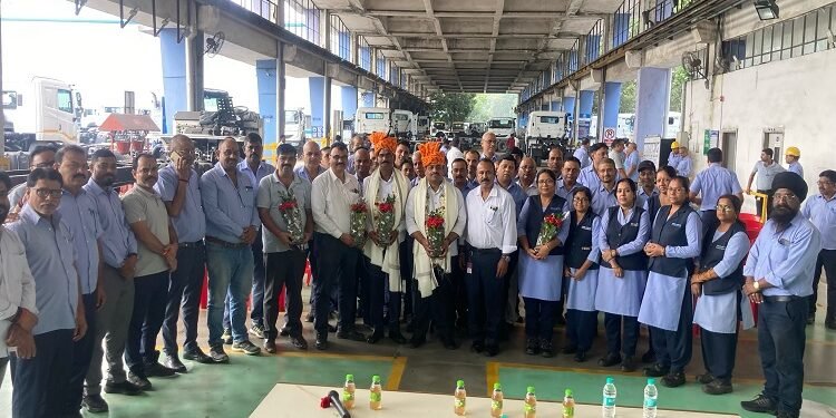 Jamshhedpur tata motors welcome program : टाटा मोटर्स के फाइनल डिवीजन में अध्यक्ष, महामंत्री व कंपनी के अधिकारियों का हुआ स्वागत, अध्यक्ष-महामंत्री ने कर्मियों का लक्ष्य पूरा करने के लिए किया आह्वान Jamshhedpur tata motors welcome program : टाटा मोटर्स के फाइनल डिवीजन में अध्यक्ष, महामंत्री व कंपनी के अधिकारियों का हुआ स्वागत, अध्यक्ष-महामंत्री ने कर्मियों का लक्ष्य पूरा करने के लिए किया आह्वान