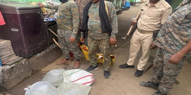 Jamshedpur excise deptt raids : दुर्गा पूजा से पूर्व शराब के अवैध ठिकानों पर उत्पाद विभाग का छापा, 320 लीटर महुआ शराब जब्त, सीतारामडेरा, भालूबासा, बर्मामाइंस व परसुडीह क्षेत्र में चला अभियान,