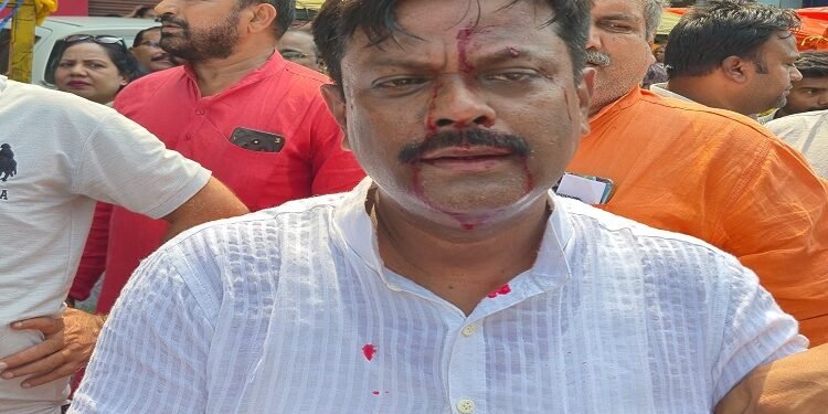Jamshedpur attack on bjp mahila morcha : बिष्टुपुर तिलक पुस्तकालय पर प्रदर्शन के दौरान भाजपा महिला मोर्चा कार्यकर्ताओं पर हमले की निंदा, दिनेश कुमार ने कहा – महिला सम्मान और न्याय की आवाज दबाने के लिए हिंसा का सहारा निंदनीय