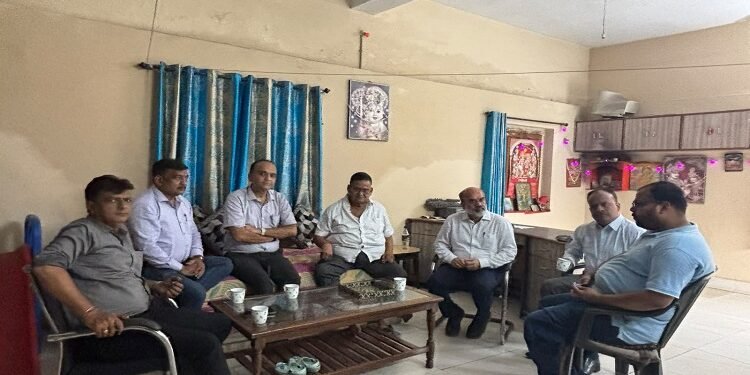 Singhbhum chamber on chandil robbery : चांडिल के व्यवसायी सुरेश चौधरी के घर डकैती से सिंहभूम चैंबर चिंतित, अपराधियों को शीघ्र पकड़ने व लूटे गए माल की बरामदगी की मांग Singhbhum chamber on chandil robbery : चांडिल के व्यवसायी सुरेश चौधरी के घर डकैती से सिंहभूम चैंबर चिंतित, अपराधियों को शीघ्र पकड़ने व लूटे गए माल की बरामदगी की मांग
