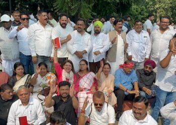 jharkhand ex minister banna gupta in delhi : लोकतंत्र, संविधान और मताधिकार की रक्षा के लिए दिल्ली में आयोजित आंदोलन में पूर्व मंत्री बन्ना गुप्ता एवं मेयर सुधा गुप्ता हुए शामिल, कांग्रेस के जमशेदपुर अध्यक्ष ने भी दिल्ली में दिखायी ताकत jharkhand ex minister banna gupta in delhi : लोकतंत्र, संविधान और मताधिकार की रक्षा के लिए दिल्ली में आयोजित आंदोलन में पूर्व मंत्री बन्ना गुप्ता एवं मेयर सुधा गुप्ता हुए शामिल, कांग्रेस के जमशेदपुर अध्यक्ष ने भी दिल्ली में दिखायी ताकत