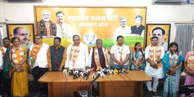 jharkhand bjp new joining : झारखंड के विभिन्न दलों के दिग्गजों ने थामा भाजपा का दामन, ईचागढ़ से खगेन महतो, जमशेदपुर से बिमल बैठा, बोकारो से परिन्दा सिंह, बरकट्ठा से कुमकुम देवी ने मुख्य रूप से ली सदस्यता, jharkhand bjp new joining : झारखंड के विभिन्न दलों के दिग्गजों ने थामा भाजपा का दामन, ईचागढ़ से खगेन महतो, जमशेदपुर से बिमल बैठा, बोकारो से परिन्दा सिंह, बरकट्ठा से कुमकुम देवी ने मुख्य रूप से ली सदस्यता,