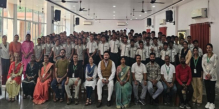 Jamshedpur mission nirman seminar : मिशन निर्माण : नशामुक्त युवा और सुरक्षित समाज के संकल्प के साथ जागरूकता संगोष्ठी आयोजित, लक्ष्मी सुरभि संस्था एवं जमशेदपुर पब्लिक स्कूल के संयुक्त तत्वावधान में हुआ आयोजन Jamshedpur mission nirman seminar : मिशन निर्माण : नशामुक्त युवा और सुरक्षित समाज के संकल्प के साथ जागरूकता संगोष्ठी आयोजित, लक्ष्मी सुरभि संस्था एवं जमशेदपुर पब्लिक स्कूल के संयुक्त तत्वावधान में हुआ आयोजन