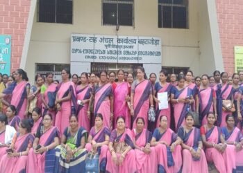 Jamshedpur rural angan wadi worker’s demands : बहरागोड़ा की आंगनवाड़ी सेविका-सहायिकाओं की 26 से बेमियादी हड़ताल की चेतावनी, मानदेय, मोबाइल रिचार्ज के साथ पोषाहार व केंद्रों का किराया भी बाकी, सेविका सहायिकाओं की 26 अक्टूबर से बिमियादी हड़ताल की दी चेतावनी Jamshedpur rural angan wadi worker’s demands : बहरागोड़ा की आंगनवाड़ी सेविका-सहायिकाओं की 26 से बेमियादी हड़ताल की चेतावनी, मानदेय, मोबाइल रिचार्ज के साथ पोषाहार व केंद्रों का किराया भी बाकी, सेविका सहायिकाओं की 26 अक्टूबर से बिमियादी हड़ताल की दी चेतावनी