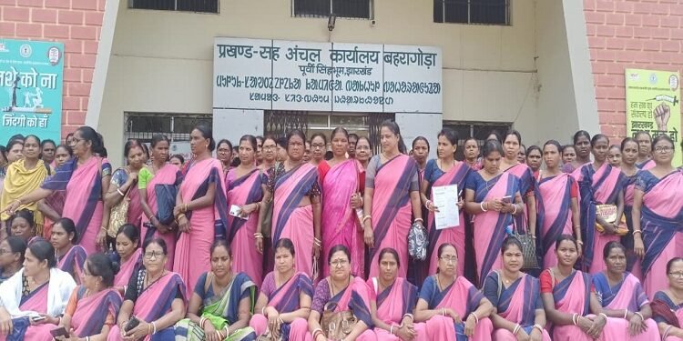 Jamshedpur rural angan wadi worker’s demands : बहरागोड़ा की आंगनवाड़ी सेविका-सहायिकाओं की 26 से बेमियादी हड़ताल की चेतावनी, मानदेय, मोबाइल रिचार्ज के साथ पोषाहार व केंद्रों का किराया भी बाकी, सेविका सहायिकाओं की 26 अक्टूबर से बिमियादी हड़ताल की दी चेतावनी