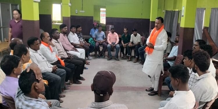 Jamshedpur rural shyamsunderpur bjp meeting : चाकुलिया के पिताजुड़ी में भाजपा श्यामसुंदरपुर मंडल की बैठक आयोजित, डॉ गोस्वामी ने झामुमो सरकार पर लगाया युवाओं के भविष्य से खिलवाड़ का आरोप Jamshedpur rural shyamsunderpur bjp meeting : चाकुलिया के पिताजुड़ी में भाजपा श्यामसुंदरपुर मंडल की बैठक आयोजित, डॉ गोस्वामी ने झामुमो सरकार पर लगाया युवाओं के भविष्य से खिलवाड़ का आरोप