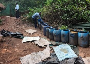 Jamshedpur liquor seized : दुर्गा पूजा से पहले कोवाली के कुंदरूकोचा में उत्पाद विभाग की बड़ी कार्रवाई, 280 लीटर अवैध शराब जब्त, 12 हजार किलो जावा महुआ नष्ट, कुंदरूकोचा व डुंगरीटोला में नदी किनारे व जंगल में चल रही थीं शराब भट्ठियां, देखें video Jamshedpur liquor seized : दुर्गा पूजा से पहले कोवाली के कुंदरूकोचा में उत्पाद विभाग की बड़ी कार्रवाई, 280 लीटर अवैध शराब जब्त, 12 हजार किलो जावा महुआ नष्ट, कुंदरूकोचा व डुंगरीटोला में नदी किनारे व जंगल में चल रही थीं शराब भट्ठियां, देखें video