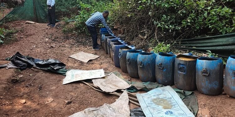 Jamshedpur liquor seized : दुर्गा पूजा से पहले कोवाली के कुंदरूकोचा में उत्पाद विभाग की बड़ी कार्रवाई, 280 लीटर अवैध शराब जब्त, 12 हजार किलो जावा महुआ नष्ट, कुंदरूकोचा व डुंगरीटोला में नदी किनारे व जंगल में चल रही थीं शराब भट्ठियां, देखें video Jamshedpur liquor seized : दुर्गा पूजा से पहले कोवाली के कुंदरूकोचा में उत्पाद विभाग की बड़ी कार्रवाई, 280 लीटर अवैध शराब जब्त, 12 हजार किलो जावा महुआ नष्ट, कुंदरूकोचा व डुंगरीटोला में नदी किनारे व जंगल में चल रही थीं शराब भट्ठियां, देखें video