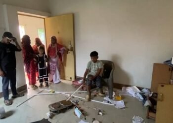 Saraikela theft : कपाली स्थित न्यू आजाद कॉलोनी के घर में चोरी, गैस सिलेंडर से स्विच बोर्ड तक उखाड़ ले गए चोर, देखें video