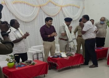 West singhbhum central durgapuja committee meeting : चक्रधरपुर में केंद्रीय दुर्गापूजा समिति की बैठक, सुरक्षा और ट्रैफिक व्यवस्था पर प्रशासन का रहेगा विशेष जोर, पूजा समितियों को सीसीटीवी कैमरे लगाने, महिला-पुरुष श्रद्धालुओं के लिए अलग प्रवेश-निकास द्वार चलाने के निर्देश West singhbhum central durgapuja committee meeting : चक्रधरपुर में केंद्रीय दुर्गापूजा समिति की बैठक, सुरक्षा और ट्रैफिक व्यवस्था पर प्रशासन का रहेगा विशेष जोर, पूजा समितियों को सीसीटीवी कैमरे लगाने, महिला-पुरुष श्रद्धालुओं के लिए अलग प्रवेश-निकास द्वार चलाने के निर्देश
