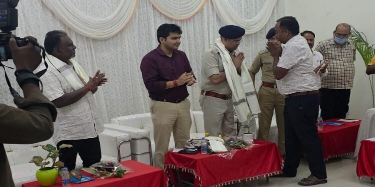 West singhbhum central durgapuja committee meeting :  चक्रधरपुर में केंद्रीय दुर्गापूजा समिति की बैठक, सुरक्षा और ट्रैफिक व्यवस्था पर प्रशासन का रहेगा विशेष जोर, पूजा समितियों को सीसीटीवी कैमरे लगाने, महिला-पुरुष श्रद्धालुओं के लिए अलग प्रवेश-निकास द्वार चलाने के निर्देश