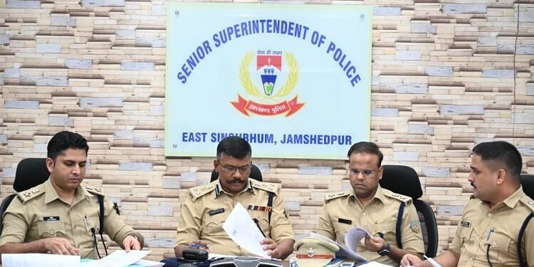 Jamshedpur dig meeting : गोलमुरी बैंक लूटकांड की डीआइजी ने की समीक्षा, दुर्गापूजा के दौरान सुरक्षा को लेकर भी दिये निर्देश Jamshedpur dig meeting : गोलमुरी बैंक लूटकांड की डीआइजी ने की समीक्षा, दुर्गापूजा के दौरान सुरक्षा को लेकर भी दिये निर्देश
