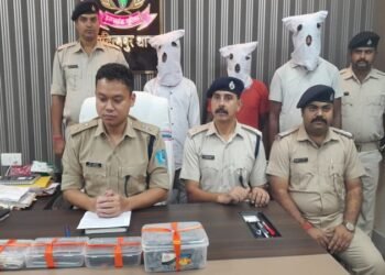 Adityapur police busted raghu murder case : आदित्यपुर में रघु महतो हत्याकांड का 24 घंटे में हुआ खुलासा, तीन आरोपी गिरफ्तार, मोबाइल और शर्ट भी बरामद, वेतन के 11 हजार रुपये लूटने के लिए शराब पिलाकर की हत्या Adityapur police busted raghu murder case : आदित्यपुर में रघु महतो हत्याकांड का 24 घंटे में हुआ खुलासा, तीन आरोपी गिरफ्तार, मोबाइल और शर्ट भी बरामद, वेतन के 11 हजार रुपये लूटने के लिए शराब पिलाकर की हत्या