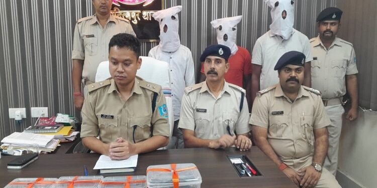 Adityapur police busted raghu murder case : आदित्यपुर में रघु महतो हत्याकांड का 24 घंटे में हुआ खुलासा, तीन आरोपी गिरफ्तार, मोबाइल और शर्ट भी बरामद, वेतन के 11 हजार रुपये लूटने के लिए शराब पिलाकर की हत्या
