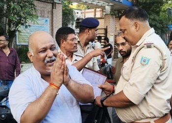 Jamshedpur self-immolation attempt foiled : डीसी ऑफिस के समक्ष केरोसिन डालकर आत्मदाह का प्रयास, जवान की तत्परता से बची जान, राजेंद्र नगर की कमेटी में करीब 10 लाख रुपये के गबन का आरोप,  कई बार शिकायत के बाद भी कार्रवाई नहीं होने से था निराश