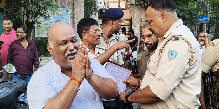 Jamshedpur self-immolation attempt foiled : डीसी ऑफिस के समक्ष केरोसिन डालकर आत्मदाह का प्रयास, जवान की तत्परता से बची जान, राजेंद्र नगर की कमेटी में करीब 10 लाख रुपये के गबन का आरोप,  कई बार शिकायत के बाद भी कार्रवाई नहीं होने से था निराश