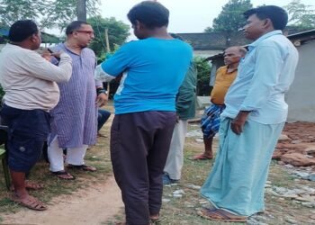 Jamshedpur rural bjp leader meets two homless families : भाजपा नेता ने बहरागोड़ा के जयपुरा में प्लास्टिक के नीचे रह रहे दो परिवारों की ली सुधि, बीडीओ से बात कर अबुआ आवास का लाभ दिलाने की रखी मांग, विगत दिनों भारी बारिश में गिर गए थे दोनों परिवारों के कच्चे घर