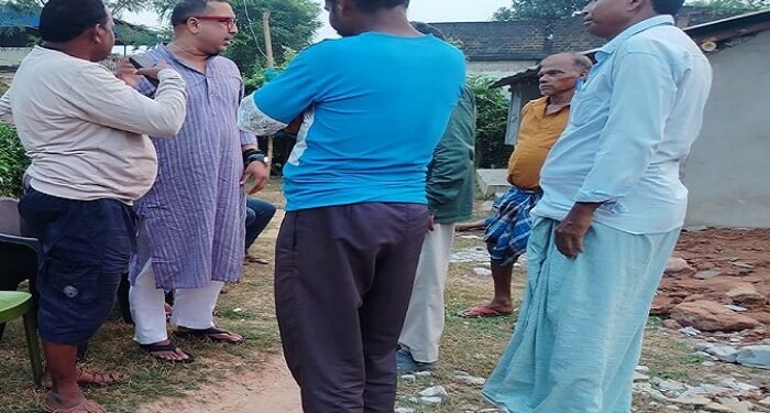 Jamshedpur rural bjp leader meets two homless families : भाजपा नेता ने बहरागोड़ा के जयपुरा में प्लास्टिक के नीचे रह रहे दो परिवारों की ली सुधि, बीडीओ से बात कर अबुआ आवास का लाभ दिलाने की रखी मांग, विगत दिनों भारी बारिश में गिर गए थे दोनों परिवारों के कच्चे घर Jamshedpur rural bjp leader meets two homless families : भाजपा नेता ने बहरागोड़ा के जयपुरा में प्लास्टिक के नीचे रह रहे दो परिवारों की ली सुधि, बीडीओ से बात कर अबुआ आवास का लाभ दिलाने की रखी मांग, विगत दिनों भारी बारिश में गिर गए थे दोनों परिवारों के कच्चे घर