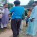 Jamshedpur rural bjp leader meets two homless families : भाजपा नेता ने बहरागोड़ा के जयपुरा में प्लास्टिक के नीचे रह रहे दो परिवारों की ली सुधि, बीडीओ से बात कर अबुआ आवास का लाभ दिलाने की रखी मांग, विगत दिनों भारी बारिश में गिर गए थे दोनों परिवारों के कच्चे घर