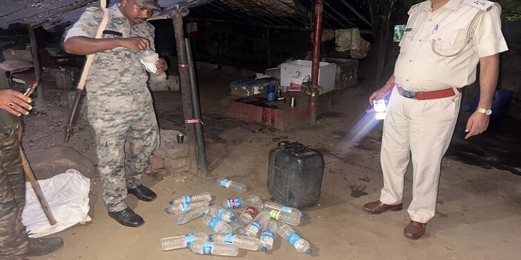 Jamshedpur excise dept action : दुर्गापूजा से पूर्व बागबेड़ा, जुगसलाई व छायानगर में उत्पाद विभाग का छापा, 210 लीटर महुआ शराब जब्त, एक गिरफ्तार