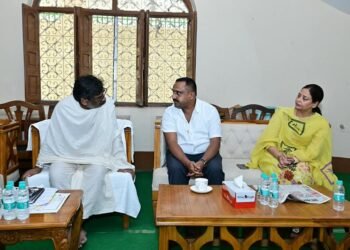 jharkhand ex minister banna gupta meets cm : झारखंड के मुख्यमंत्री हेमंत सोरेन से मिले पूर्व मंत्री बन्ना गुप्ता और मानगो नगर निगम के मेयर सुधा गुप्ता, कई विषयों पर हुई चर्चा jharkhand ex minister banna gupta meets cm : झारखंड के मुख्यमंत्री हेमंत सोरेन से मिले पूर्व मंत्री बन्ना गुप्ता और मानगो नगर निगम के मेयर सुधा गुप्ता, कई विषयों पर हुई चर्चा