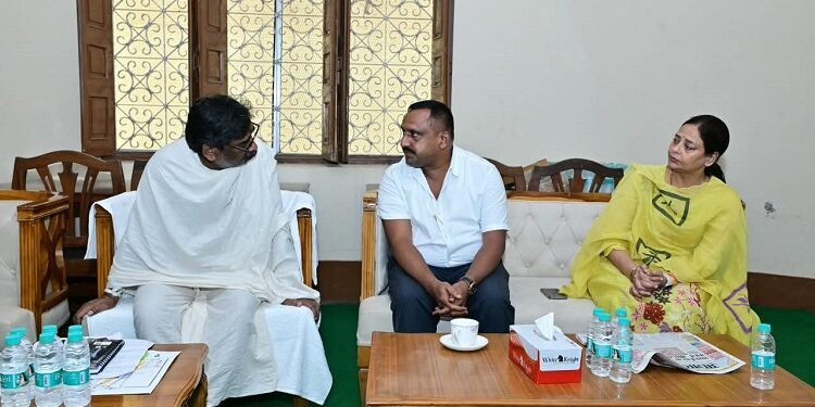 jharkhand ex minister banna gupta meets cm : झारखंड के मुख्यमंत्री हेमंत सोरेन से मिले पूर्व मंत्री बन्ना गुप्ता और मानगो नगर निगम के मेयर सुधा गुप्ता, कई विषयों पर हुई चर्चा