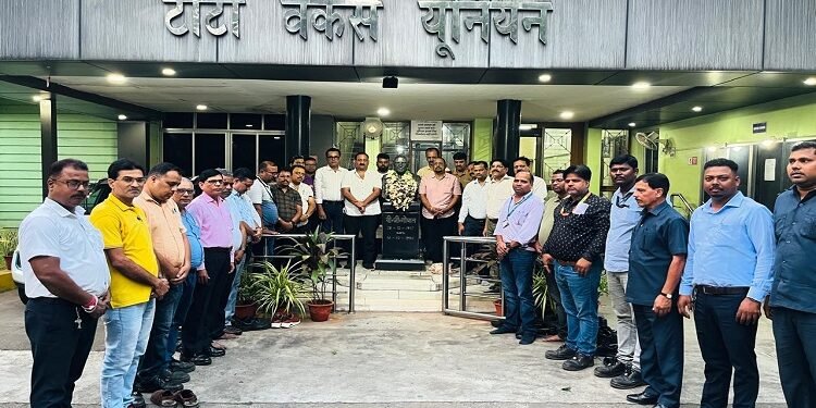 tata workers union pays homage to ex president : टाटा वर्कर्स यूनियन के पूर्व अध्यक्ष स्वर्गीय वीजी गोपाल को दी गयी श्रद्धांजलि, 30 साल पहले यूनियन परिसर में ही कर दी गयी थी अध्यक्ष की हत्या