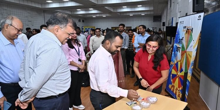 tata steel initiative : टाटा स्टील ने ठेका कर्मचारियों के लिए लांच किया ऐप श्रम लाभ, डिजिटल सुविधा से ठेका कर्मचारियों को सशक्त बनाने की पहल tata steel initiative : टाटा स्टील ने ठेका कर्मचारियों के लिए लांच किया ऐप श्रम लाभ, डिजिटल सुविधा से ठेका कर्मचारियों को सशक्त बनाने की पहल