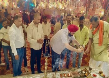jamshedpur bjp leader kale : भाजपा नेता अमरप्रीत सिंह काले ने विभिन्न दुर्गा पूजा पंडालों में पहुँचकर मां दुर्गा का लिया आशीर्वाद, काले ने कहा – मां जगदंबा की आराधना से समाज में सुख, शांति और सद्भाव का संचार हो