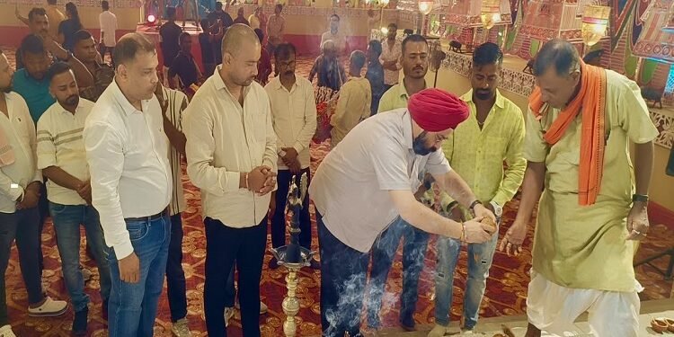 jamshedpur bjp leader kale : भाजपा नेता अमरप्रीत सिंह काले ने विभिन्न दुर्गा पूजा पंडालों में पहुँचकर मां दुर्गा का लिया आशीर्वाद, काले ने कहा – मां जगदंबा की आराधना से समाज में सुख, शांति और सद्भाव का संचार हो jamshedpur bjp leader kale : भाजपा नेता अमरप्रीत सिंह काले ने विभिन्न दुर्गा पूजा पंडालों में पहुँचकर मां दुर्गा का लिया आशीर्वाद, काले ने कहा – मां जगदंबा की आराधना से समाज में सुख, शांति और सद्भाव का संचार हो