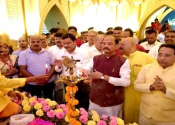 jamshedpur durga puja : एग्रिको पूजा कमिटी के भव्य पूजा पंडाल का पूर्व मुख्यमंत्री रघुवर दास ने किया उदघाटन, उमड़ी श्रद्धालुओं की भारी भीड़, सांसद विद्युत महतो समेत कई गणमान्यजनों ने भी लिया हिस्सा jamshedpur durga puja : एग्रिको पूजा कमिटी के भव्य पूजा पंडाल का पूर्व मुख्यमंत्री रघुवर दास ने किया उदघाटन, उमड़ी श्रद्धालुओं की भारी भीड़, सांसद विद्युत महतो समेत कई गणमान्यजनों ने भी लिया हिस्सा