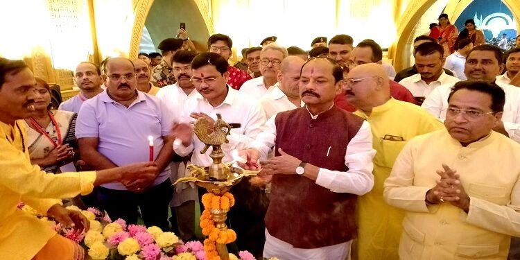 jamshedpur durga puja : एग्रिको पूजा कमिटी के भव्य पूजा पंडाल का पूर्व मुख्यमंत्री रघुवर दास ने किया उदघाटन, उमड़ी श्रद्धालुओं की भारी भीड़, सांसद विद्युत महतो समेत कई गणमान्यजनों ने भी लिया हिस्सा