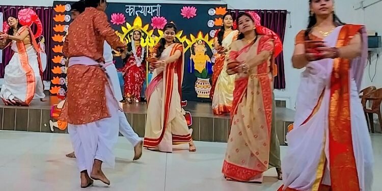 Jamshedpur dbms college of education durgotsav : डीबीएमएस कॉलेज ऑफ एजुकेशन में शारदीय नवरात्रि की धूम, छात्रों की ‘कात्यायिनी’ नाटिका ने सबका मन मोहा Jamshedpur dbms college of education durgotsav : डीबीएमएस कॉलेज ऑफ एजुकेशन में शारदीय नवरात्रि की धूम, छात्रों की ‘कात्यायिनी’ नाटिका ने सबका मन मोहा