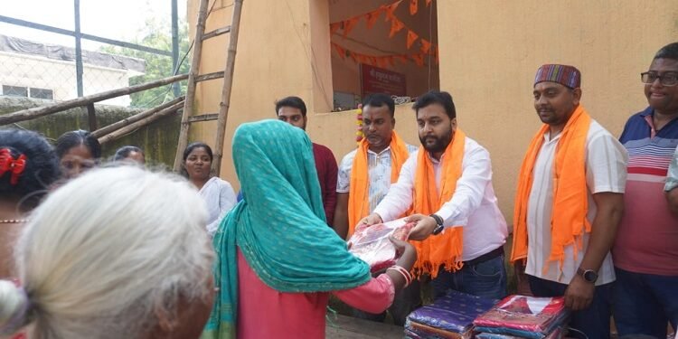 Jamshedpur voice of jsr saree distribution : वॉयस ऑफ जमशेदपुर ने बिरसानगर में किया साड़ी वितरण, जरूरतमंद महिलाओं के चेहरों पर लौटी मुस्कान